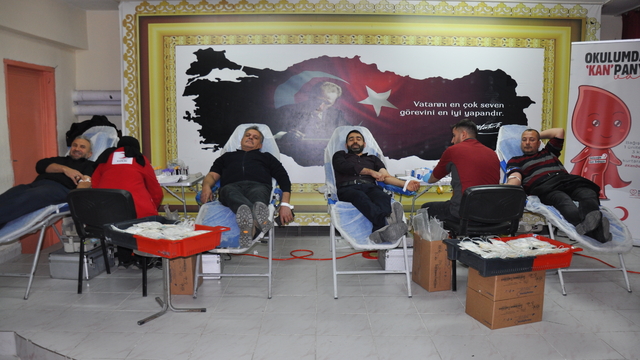 Gümüşhacıköy'de öğretmen ve velilerden Kızılay'a kan bağışı