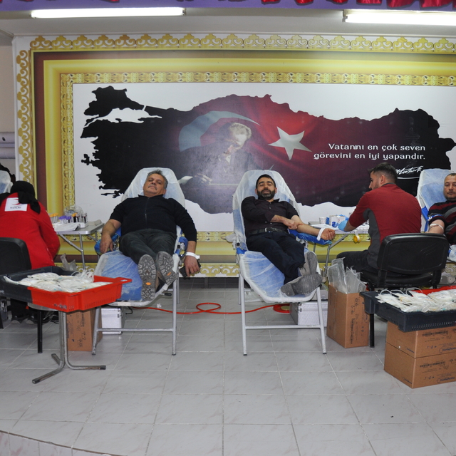 Gümüşhacıköy'de öğretmen ve velilerden Kızılay'a kan bağışı