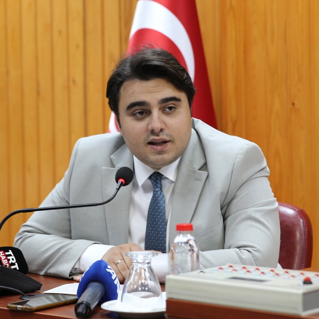 Edirne'de sıcak asfalt çalışmaları hava şartlarının müsaade ettiği kadar ke...