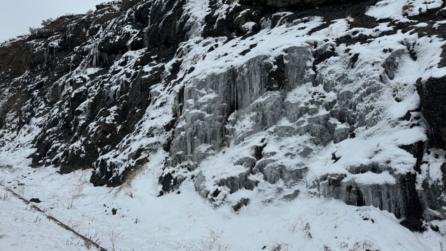 Yozgat'ta ağaçlarda ve banklarda buz sarkıtları oluştu