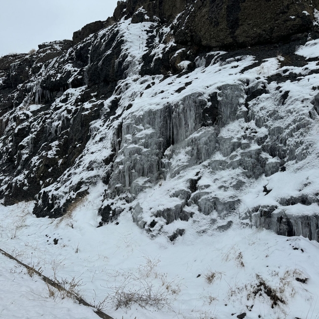 Yozgat'ta ağaçlarda ve banklarda buz sarkıtları oluştu