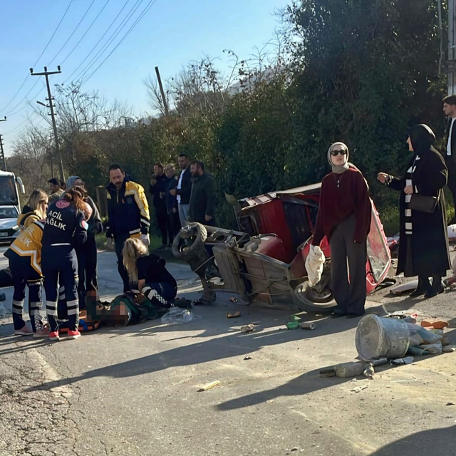Sakarya'da kamyonetle çarpışan elektrikli motosikletin sürücüsü öldü, oğlu...