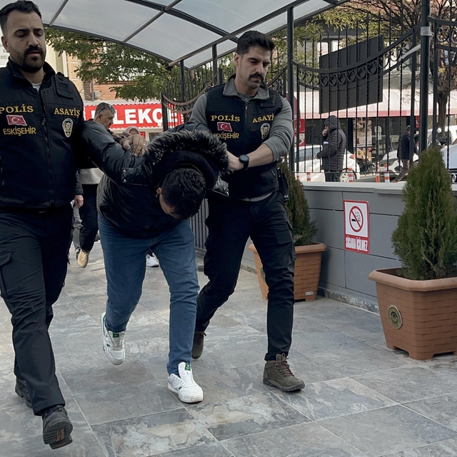 Husumetlisini sokak ortasında bıçaklayıp öldürdü (2)