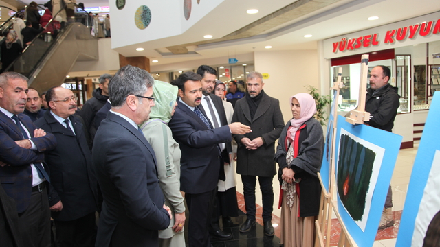 Ahlat'ta "Ben Engelli Olsaydım" temalı resim sergisi açıldı