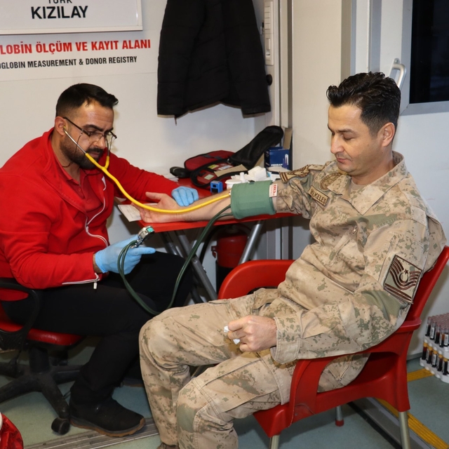 Hakkari'de jandarma personeli kan bağışında bulundu