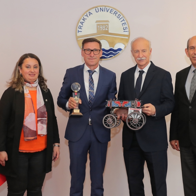 TÜ Rektörü Prof. Dr. Hatipler, Yaşayan İnsan Hazineleri Ödülü'ne layık görü...