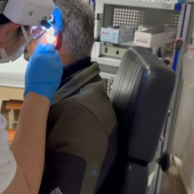 Ehliyet sınavına kopya düzeneği ile giren ile ona yardım edene gözaltı