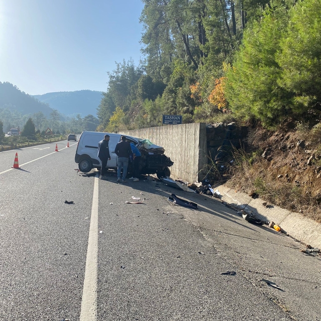 Muğla'da kamyonetin istinat duvarına çarptığı kazada 2 çocuk öldü, 1 kişi y...
