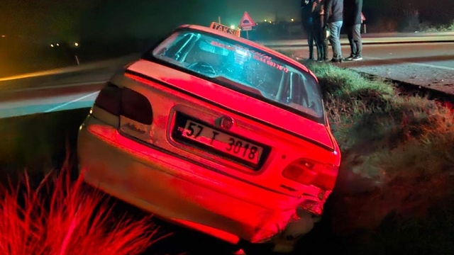 Boyabat'ta su kanalına devrilen aracın sürücüsü yaralandı