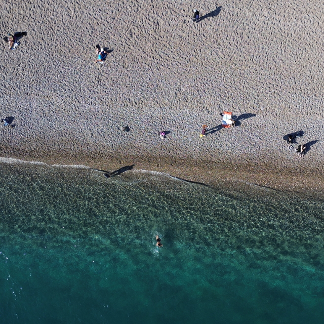 Antalya'da güneşli havayı fırsat bilenler sahillerde vakit geçirdi