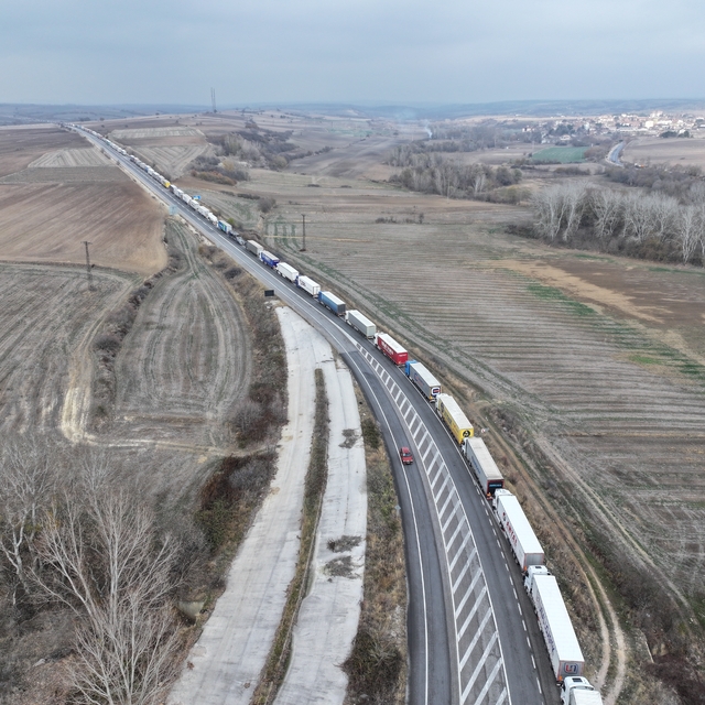 Hamzabeyli Sınır Kapısı'nda 25 kilometrelik tır kuyruğu oluştu