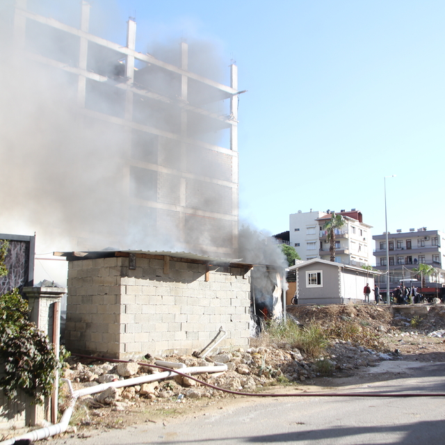 Antalya'da işçilerin kaldığı konteynerde çıkan yangın söndürüldü