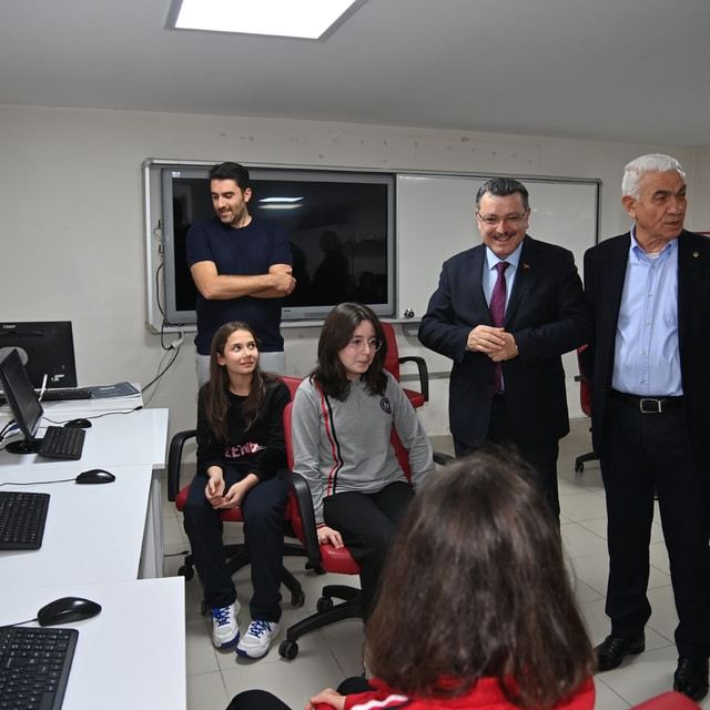 Büyükşehir Belediye Başkanı Genç, TEKNOFEST'te derece yapan öğrencileri teb...