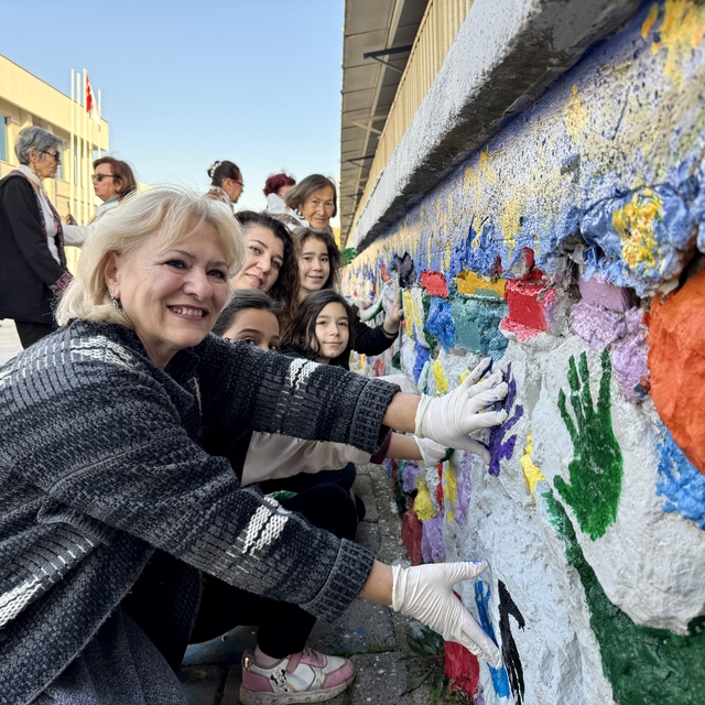 Fethiye'de çocuklar ve 60 yaş üstü kişiler, gençlik merkezinin bahçe duvarı...
