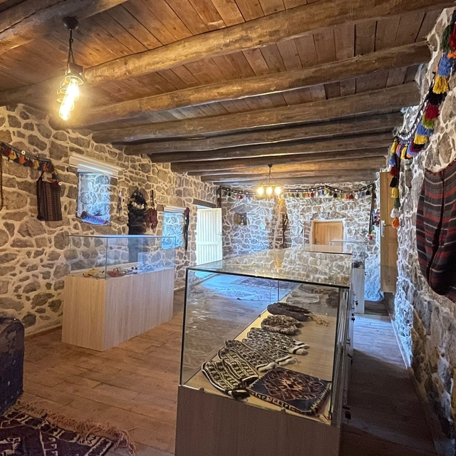 Çukurca'da 400 yıllık tarihi 7 kale evinden 3'ü hizmete açıldı