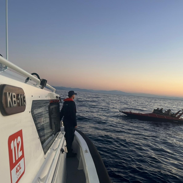 Muğla açıklarında sürüklenen fiber teknedeki 20 düzensiz göçmen kurtarıldı