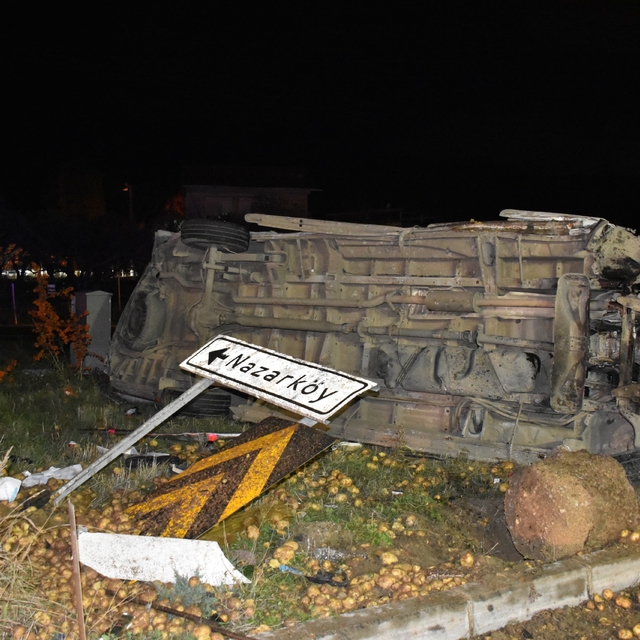 İzmir'de tırın otomobillere çarpması sonucu 2 kişi öldü 7 kişi yaralandı