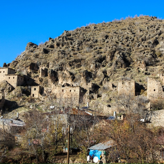 Çukurca'da restorasyonu tamamlanan taş evler hizmete sunuldu