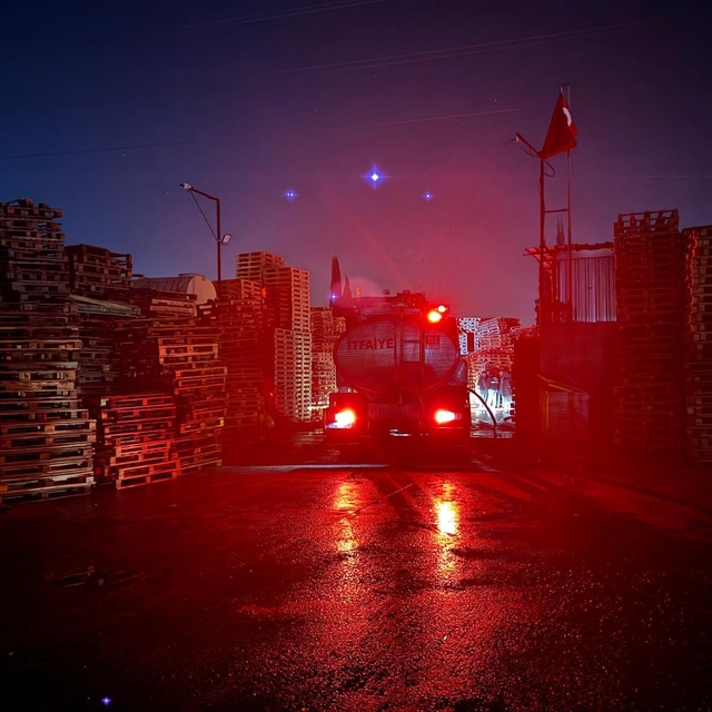 Adana'da palet fabrikasında çıkan yangın söndürüldü