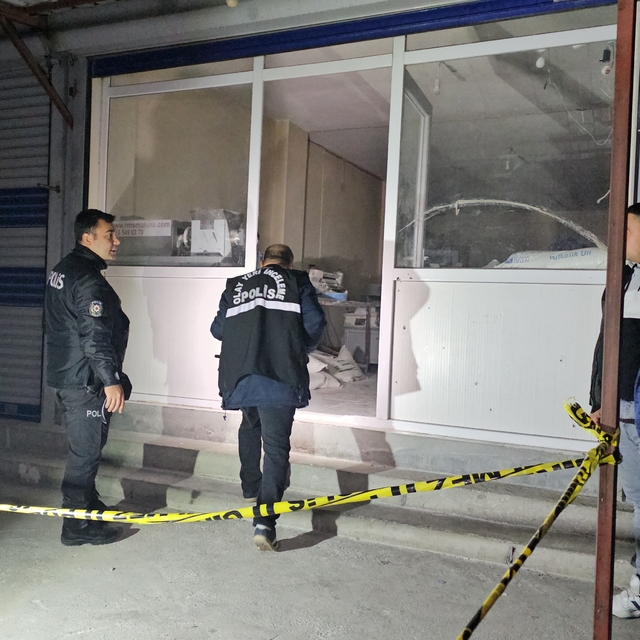 Adana'da iş yerine düzenlenen silahlı saldırıda 4 kişi yaralandı