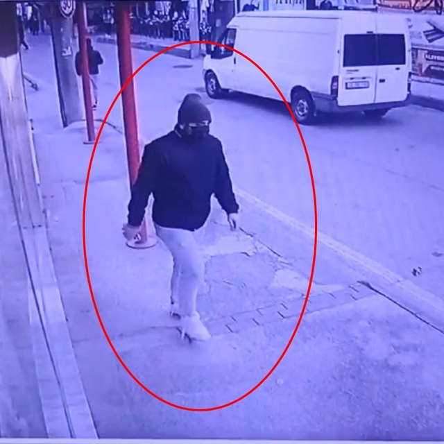 Bursa'da kendisini polis ve savcı olarak tanıtan dolandırıcı 100 kamera gör...