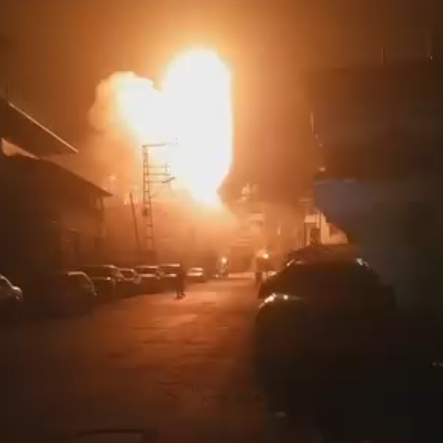 Hatay'da patlayan trafodan çıkan alevlerin gecenin karanlığını aydınlatması...