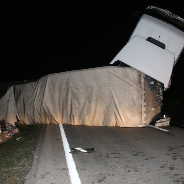 Amasya'da devrilen tırın sürücüsü yaralandı
