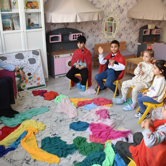 Pembe koltuğunda anlattığı masallarla öğrencilerin kaygılarını aşmasına des...