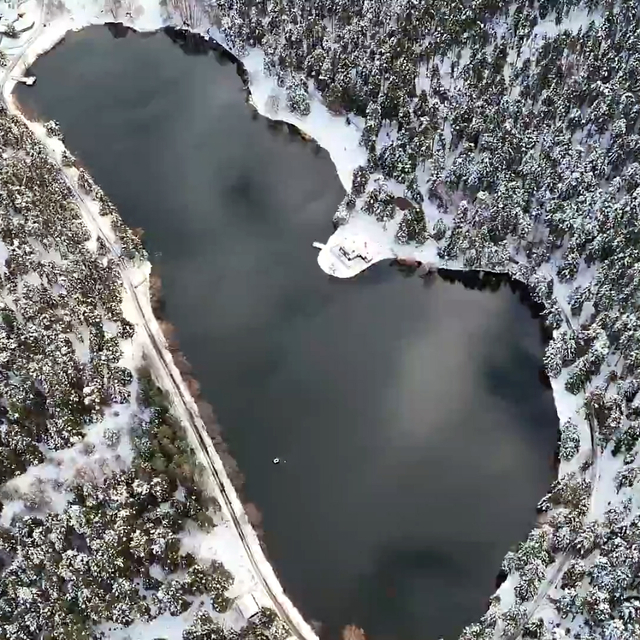 Karla kaplı Gölcük'te havadan eşsiz manzara