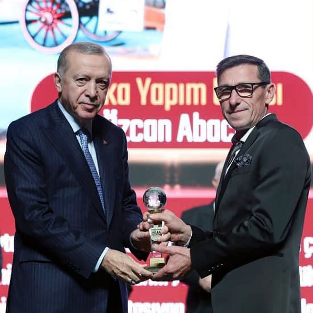 Ödülünü Cumhurbaşkanı Erdoğan'ın elinden alan talika ustası, mesleğini gele...