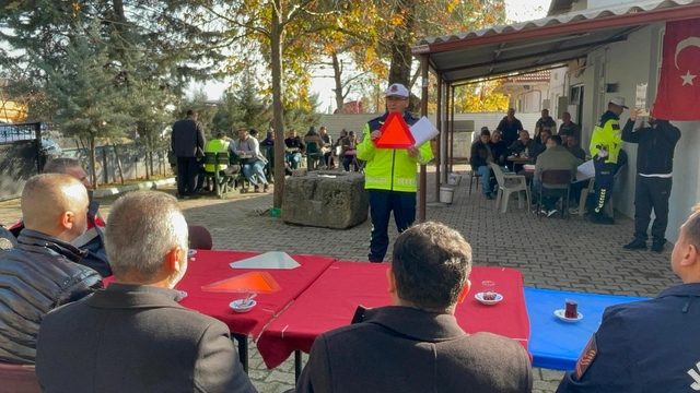 Pamukova'da çiftçilere traktörlere reflektör takılmasının önemi anlatıldı