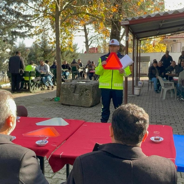 Pamukova'da çiftçilere traktörlere reflektör takılmasının önemi anlatıldı