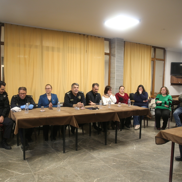 Edirne Emniyet Müdürü Karaburun, Atatürk Mahallesi'nde vatandaşlarla bir ar...