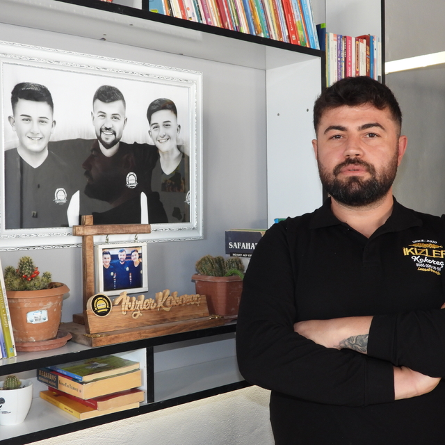 Depremde ikiz kardeşlerinin öldüğü kokoreç dükkanını yeniden açtı; gelirini...