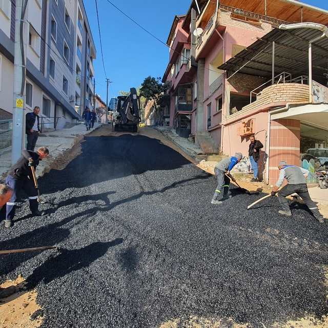 Demirci'de asfaltlama çalışmaları başladı