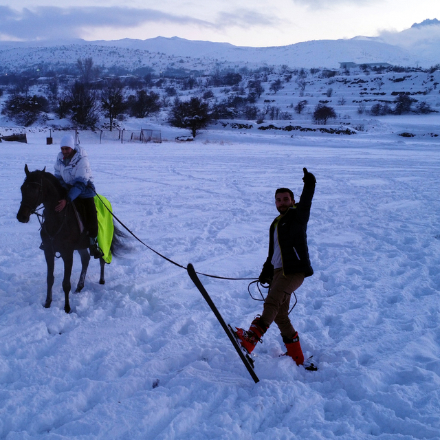 Kayseri'de kar üzerinde atlı kayak