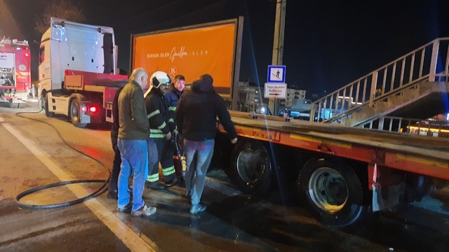 Kocaeli'de seyir halindeyken tırın yanan lastikleri, itfaiye ekibince söndürüldü