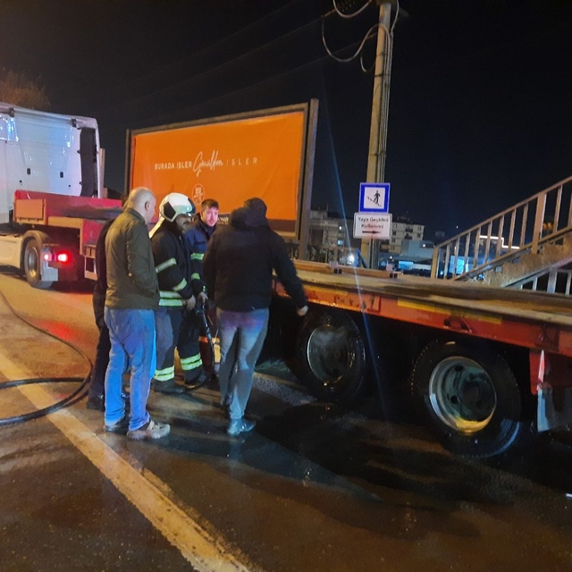 Kocaeli'de seyir halindeyken tırın yanan lastikleri, itfaiye ekibince söndü...