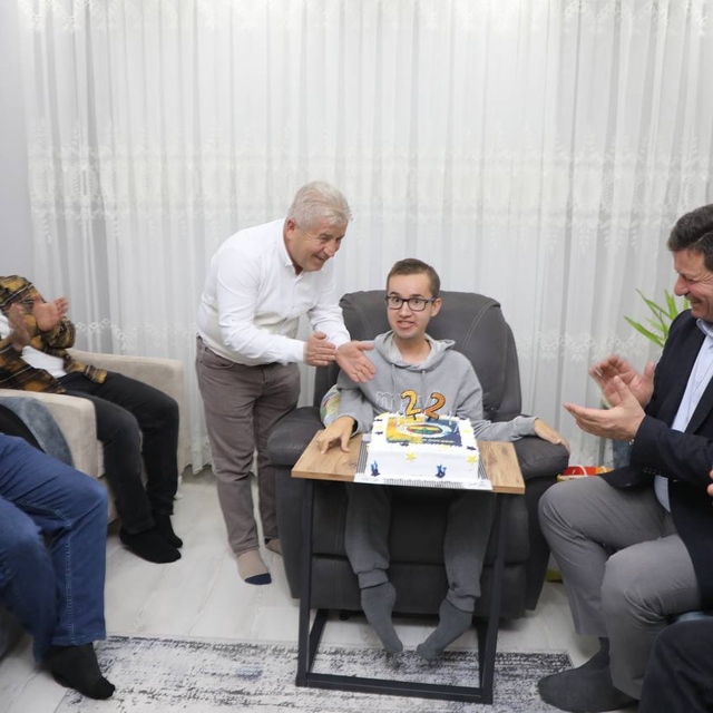 Sakarya'da kas hastası gence doğum günü sürprizi