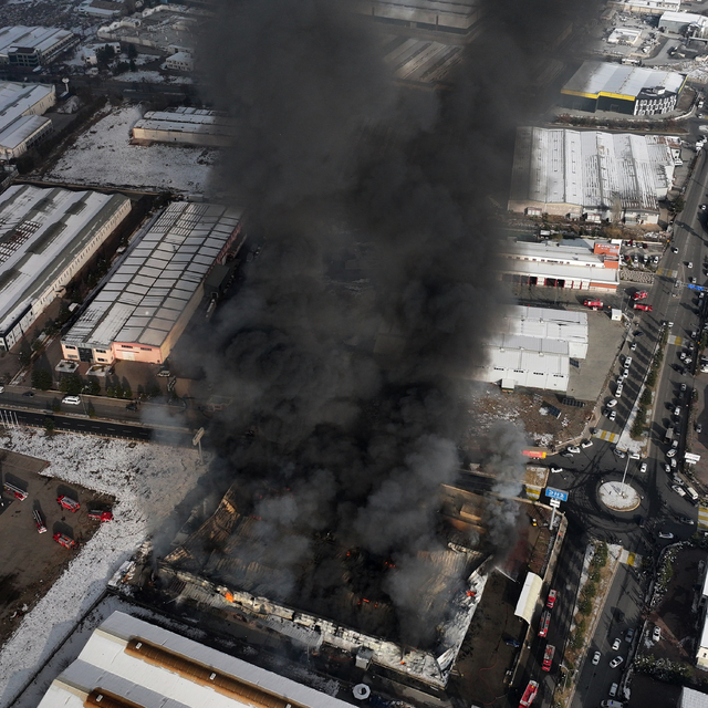 Kayseri'de mobilya fabrikasında çıkan yangına ekiplerce müdahale ediliyor