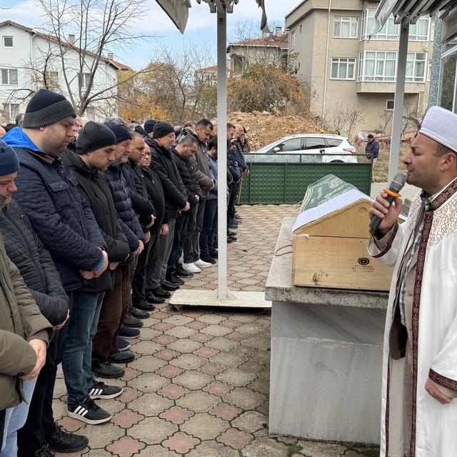 Tekirdağ'da oğlu tarafından bıçaklanarak öldürülen babanın cenazesi toprağa...