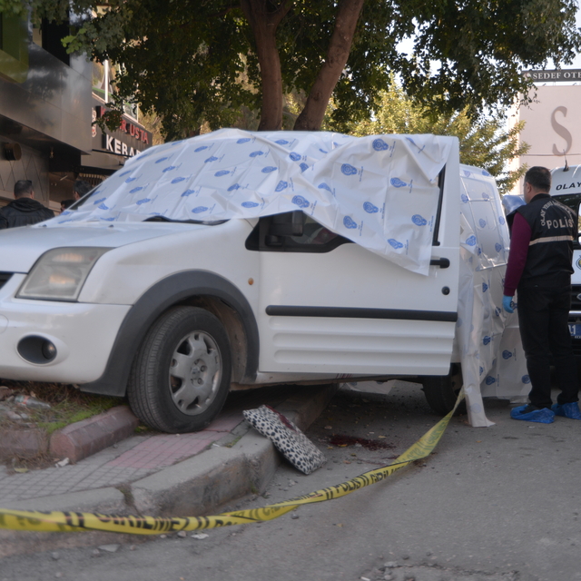 Nişanlanan eski sevgilisini tabancayla öldürüp, intihar etti