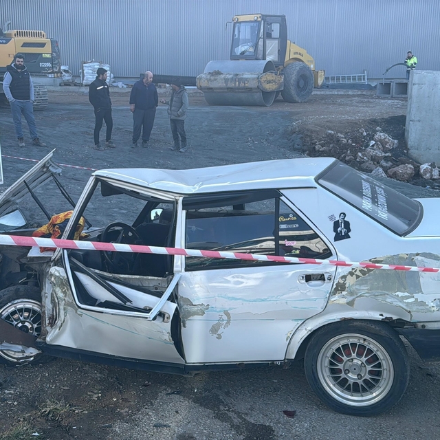 Otomobil ile TIR çarpıştı: 4'ü çocuk, 6 yaralı