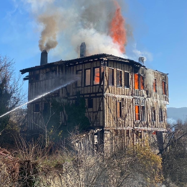 150 yıllık konak yandı