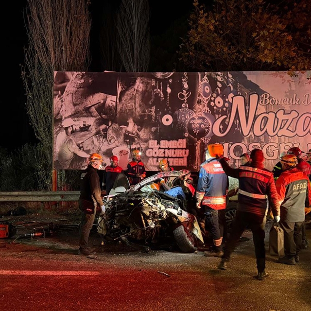 3 kişinin öldüğü kazada, freni boşalan kamyon, ışıkta bekleyen araçlara çar...