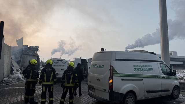 GÜNCELLEME 3 - Kayseri'de mobilya fabrikasında çıkan yangında 3 işçi hayatını kaybetti