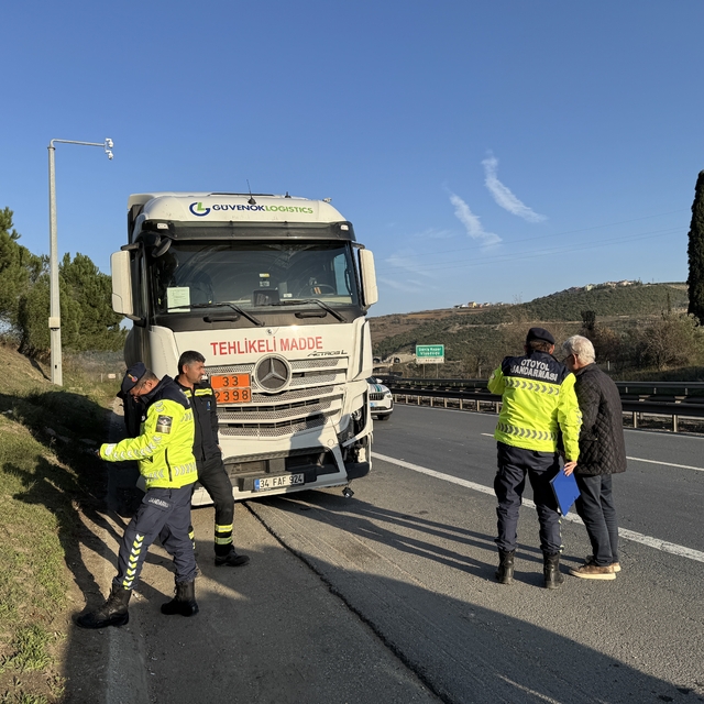 Anadolu Otoyolu'nun Kocaeli kesiminde tanker ve cipin çarpıştığı kaza ulaşı...