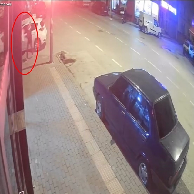 Reklam tabelasıyla iş yerinin camını kırdı; o anlar kamerada