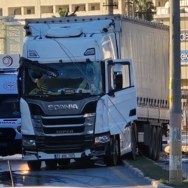 Mersin'de tırın çarptığı otomobildeki 1 kişi yaralandı