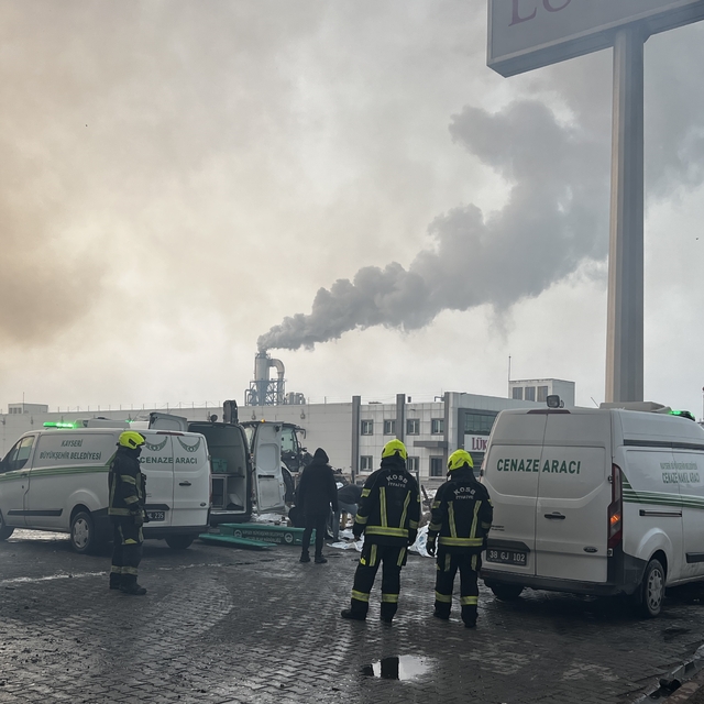 Kayseri'de mobilya fabrikasında yangın: 3 ölü (4)